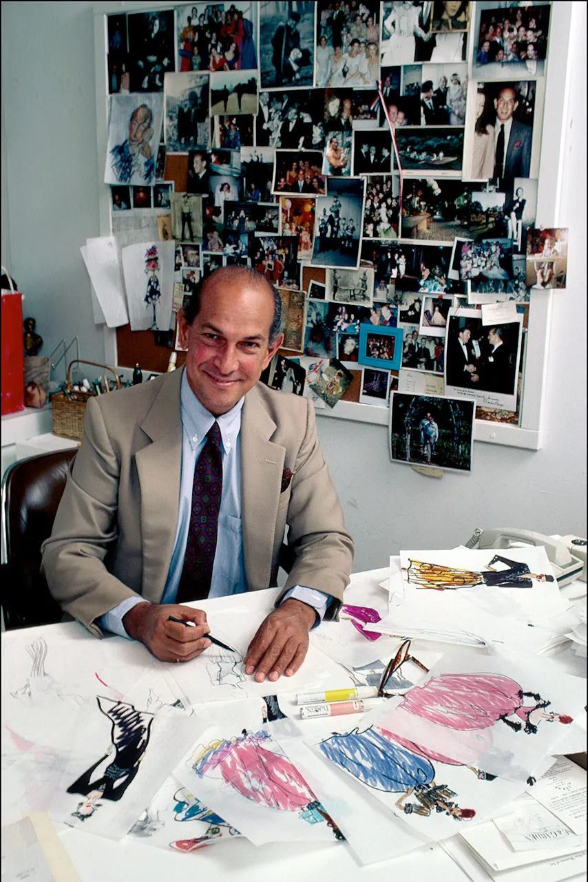 Óscar Arístides de la Renta Fiallo fue un diseñador de moda dominicano. Nació en Santo Domingo, el 22 de julio de 1932. La calidad de su vestimenta hizo que sus piezas fueran deseadas por mujeres de todo el mundo. Con el paso de los años diversificó sus creaciones en muchas áreas del diseño. Alcanzó fama internacional en los años 1960 como uno de los diseñadores de Jacqueline Kennedy, ex primera dama de Estados Unidos. ​ ​Desde Jacqueline Kennedy y Sarah Jessica Parker hasta Taylor Swift, Selena Gómez y Penélope Cruz, la marca de Óscar de la Renta es una de las favoritas de las celebridades. Desde la muerte de su fundadora el 20 de octubre de 2014, el recorrido de la marca continúa expandiéndose como referente en costura y lujo para la industria de la moda. De Balenciaga y Lanvin a su propia marca, Óscar de la Renta (Santo Domingo, 1932) mostró desde muy joven un gran interés por el arte y la moda, lo que le llevó a estudiar pintura en la Real Academia de Bellas Artes de San Fernando de Madrid. ​Durante su estancia en España, comenzó a trabajar como aprendiz en la casa de moda de Cristóbal Balenciaga, uno de los diseñadores más influyentes de la época. Un primer acercamiento a la moda que le permitió adquirir una sólida formación en diseño y le introdujo en un mundo que pronto le cautivaría. Lanvin, bajo la dirección de Antonio Castillo en París y Nueva York junto a Elizabeth Arden, fueron la antesala de la creación de su propia marca en 1965, con el objetivo de mostrar la opulencia europea de una manera deseable para la mujer americana, una exitosa estrategia que encumbraría al diseñador como uno de los más relevantes. Uno de sus mayores hitos fue vestir a primeras damas estadounidenses como Jacqueline Kennedy y Nancy Reagan, consolidándose como uno de los diseñadores favoritos de la Casa Blanca. Su relación con la política y la alta sociedad le dio especial notoriedad y pronto se convirtió en el modisto de confianza de figuras destacadas. En la década de 1980, la firma se expandió internacionalmente, ofreciendo nuevas líneas de productos que incluían perfumes, accesorios y ropa para el hogar. Uno de los hitos más destacados de la firma fue el lanzamiento de su fragancia 'Óscar' en 1977, que se convirtió en un éxito comercial instantáneo. La expansión de la marca también incluyó la introducción de una línea de moda nupcial en 2006, que rápidamente ganó popularidad entre las novias de todo el mundo. Óscar de la Renta se distinguió por sus diseños de alta costura, vestidos de noche y cóctel, caracterizados por tejidos lujosos y detalles exquisitos. La firma continuó prosperando durante las décadas de 1990 y 2000, y Óscar de la Renta consolidó su posición como uno de los diseñadores más importantes del mundo. Su estilo único y su capacidad para capturar la esencia de la moda estadounidense le valieron numerosos premios y reconocimientos. En 2000 recibió el premio Lifetime Achievement Award del Council of Fashion Designers of America (CFDA), un honor que reconoce la importante contribución de un diseñador a la industria de la moda. Laura Kim y Fernando García, siguiendo el legado del creador Tras la muerte de Óscar de la Renta en 2014, la firma siguió funcionando con éxito y mantuvo su apuesta por la alta costura y el diseño exclusivo. Tras la muerte del diseñador, Peter Copping estuvo al frente durante dos años, antes de la entrada de Laura Kim y Fernando García, que anteriormente trabajaron con De la Renta. Laura Kim y Fernando García han jugado un papel crucial en la revitalización de la marca, adaptando su estilo a los gustos modernos, sin perder la esencia que Óscar de la Renta inculcó a la marca, equilibrando la herencia clásica con un toque contemporáneo enfocado a un público más joven. Este enfoque ha llevado a la marca a ser más inclusiva y accesible, sin dejar de ser fiel a sus valores de sofisticación y elegancia. De la Renta ha ampliado su presencia en el mercado digital, adoptando estrategias de marketing en redes sociales y colaboraciones con influencers de la moda. Además, ha apostado por introducir diseños que exploran la inclusión de detalles más informales y colores vivos en sus colecciones. Esa modernización de la marca le ha permitido seguir siendo relevante en un mercado competitivo, atrayendo a una generación de clientes más jóvenes, sin perder su atractivo entre los seguidores de toda la vida. La marca Oscar de la Renta sigue ofreciendo una amplia gama de productos de lujo, que incluyen alta costura, prêt-à-porter, vestidos de novia, complementos y fragancias, aunque las colecciones de noche siguen siendo uno de los aspectos más emblemáticos de la marca. En la línea de accesorios, la firma ofrece una variedad de opciones que incluyen bolsos, zapatos, joyería y otros complementos. Los diseños de estas piezas se caracterizan por su elegancia, calidad y atención al detalle, lo que las convierte en complementos perfectos para los estilos más sofisticados. Uno de los mayores logros recientes de la firma es su incursión en el mercado de la moda sostenible, una apuesta que ha cobrado relevancia en las colecciones actuales. Los directores creativos han implementado prácticas que buscan reducir el impacto ambiental de la marca, utilizando materiales sustentables.