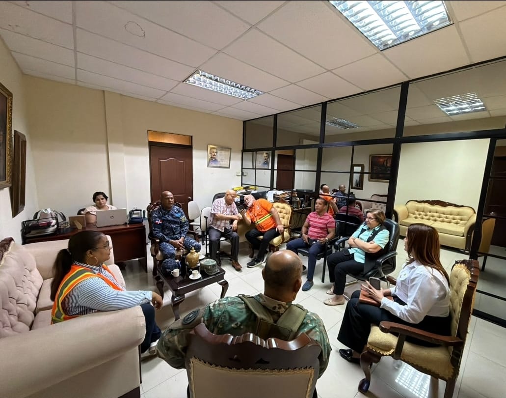 Ramón Polanco, presidente de los comerciantes minoristas, afirmó que los colmados, chiriperos y vendedores informales están al borde de la quiebra, debido, dijo, a que muchos no han podido abrir sus puertas, ni salir a las calles a ofrecer sus productos.