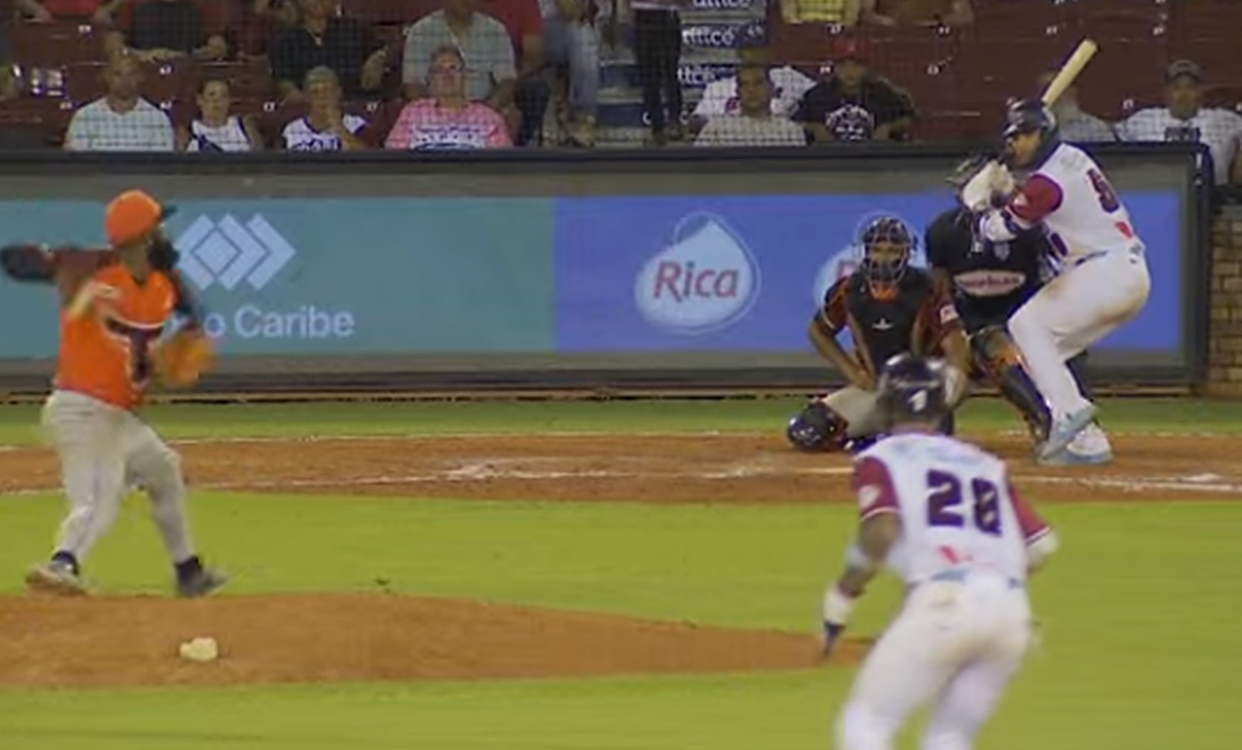 Acción del partido de anoche entre Gigantes del Cibao y Toros del Este.