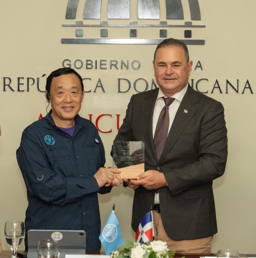 Francisco Oliverio Espaillat Bencosme entregó una placa a Qu Dongyu, director general de la FAO.
