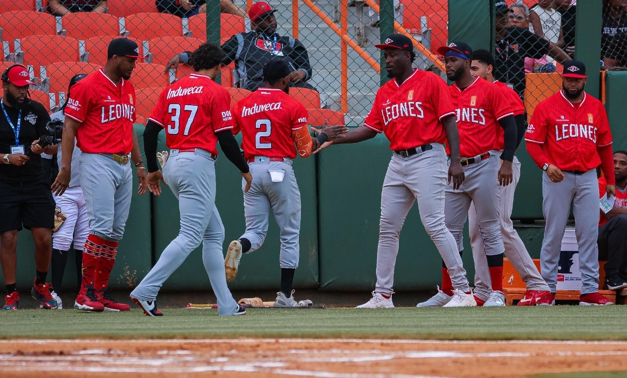 Jugadores de los Leones del Esgido celebran rachas anotadoras.