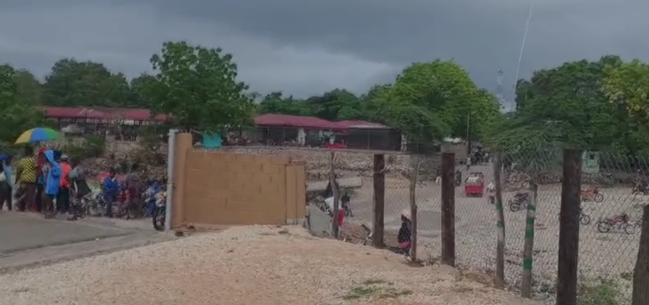 Pedernales mantiene comercio fronterizo con Haití bajo lluvia y sin presencia del refuerzo militar anunciado