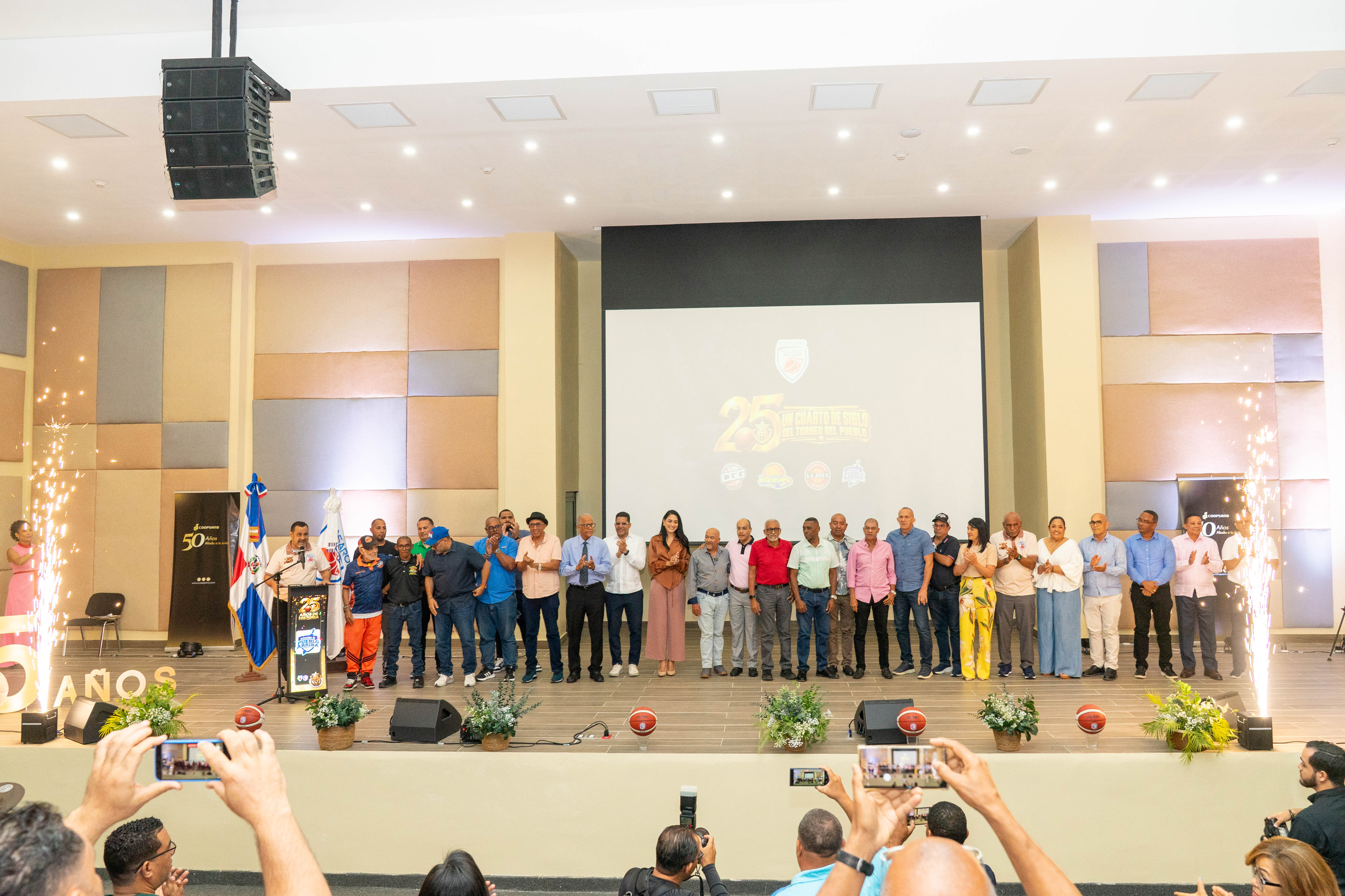 La gala también contó con el apoyo institucional de Rafael Uribe, presidente de la Federación Dominicana de Baloncesto (Fedombal).