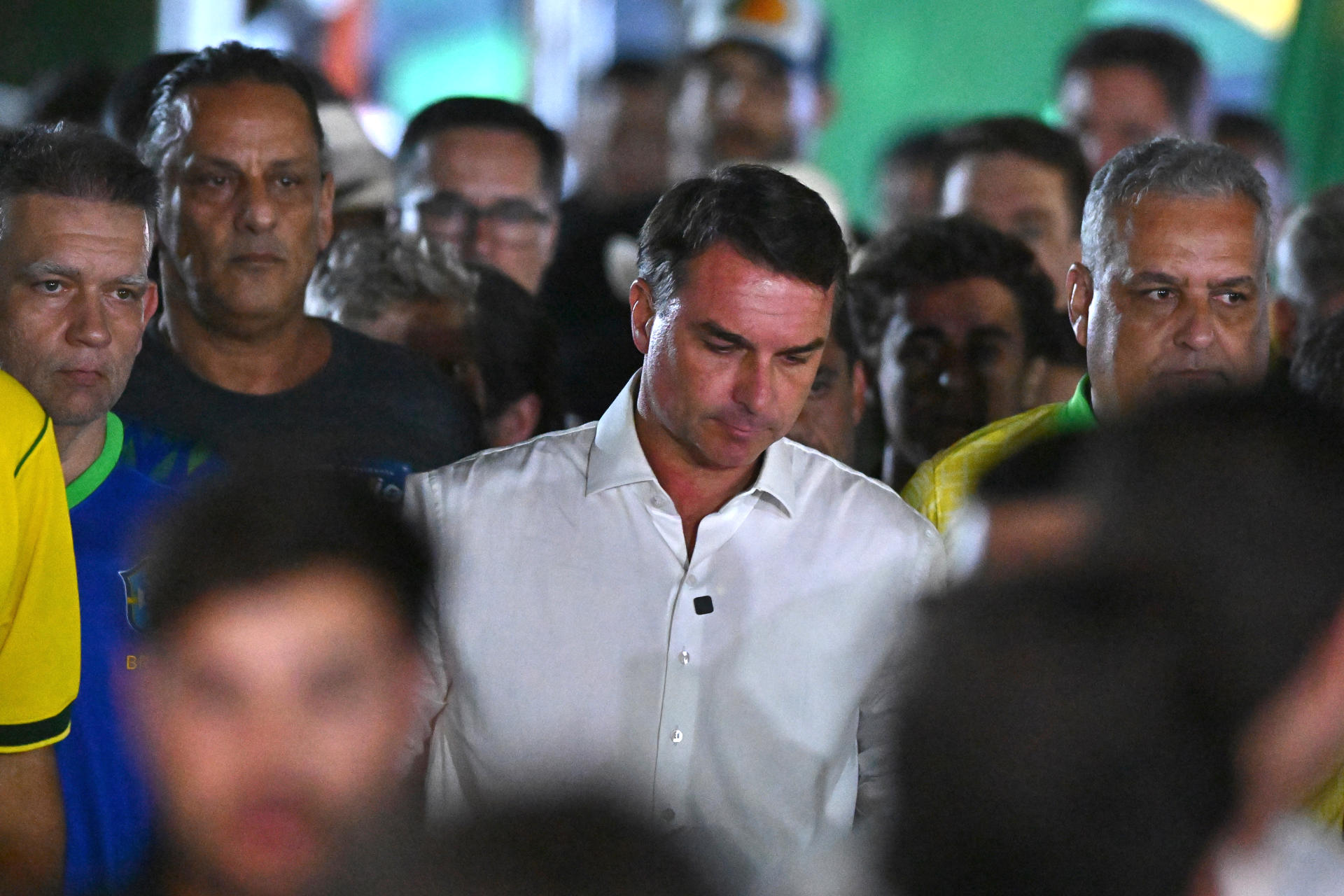 El ex candidato presidencial Flavio Bolsonaro (c) llega para hablar con periodistas este domingo, en el barrio de Lago Sul, en Brasilia (Brasil). Bolsonaro afirmó que 