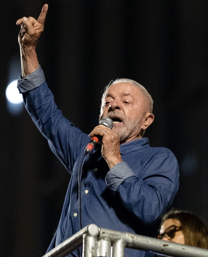 Luiz Inácio Lula da Silva habla con sus seguidores