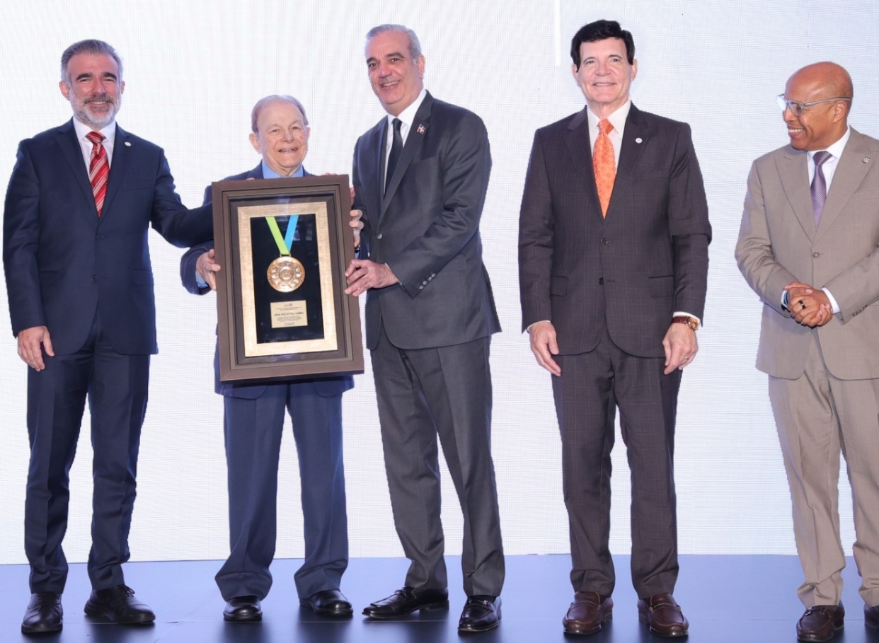 El premiado Juan José Attias Hamna junto al presidente Luis Abinader, el presidente de la AIRD, Julio Virgilio Brache; Alfredo Pacheco, presidente de la Cámara de Diputados, y su hijo Juan José.