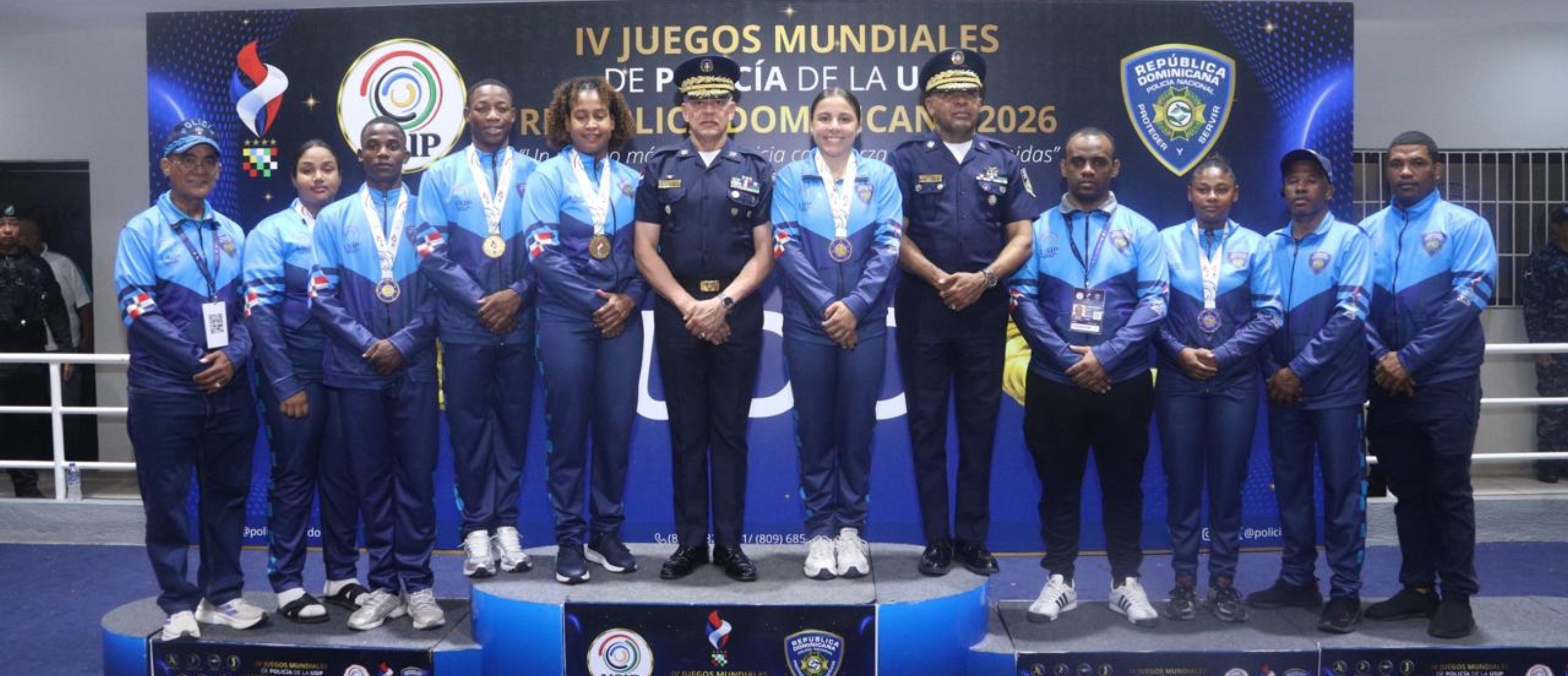 Por la izquierda, el general Jacobo Mateo Moquete, Dayrelis Taveras, Ahímelet Ventura, Heriberto De Aza, Emelyn Ventura, el mayor general Ernesto Rafael Rodríguez García (director de la PN); Esmeralda Damiano, General Esteban Figuereo (Subdirector PN); Manaury Jacinto, Ángela Aguasanta, Oscar Valdez y Luiyi Santana.