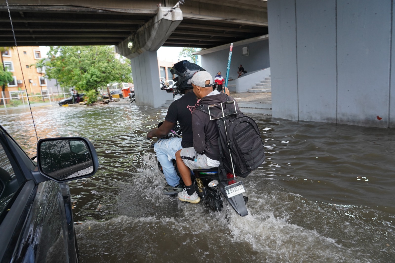 Una de las calles inundada en el Distrito Nacional por fuertes lluvias.