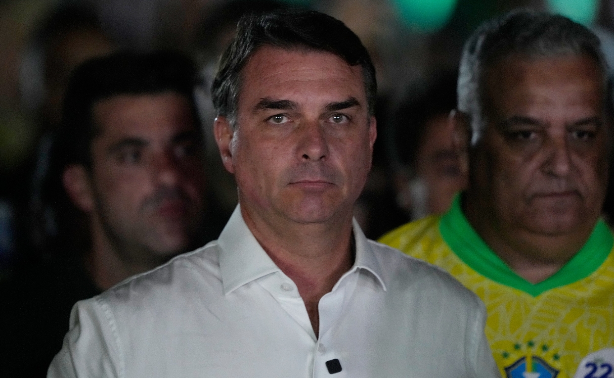 Flávio Bolsonaro enfrenta dos investigaciones en la Corte Suprema por lavado de dinero.