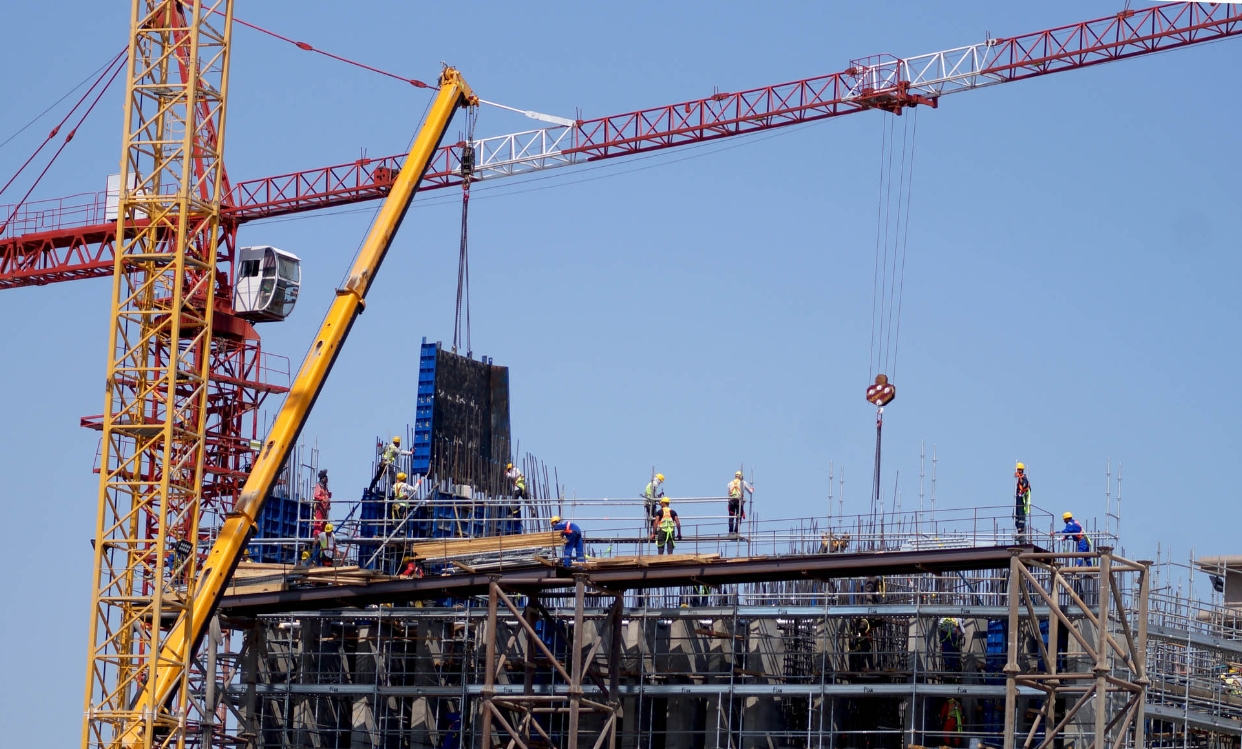 En la construcción se deben pagar salarios que disuadan la tentación de emigrar.