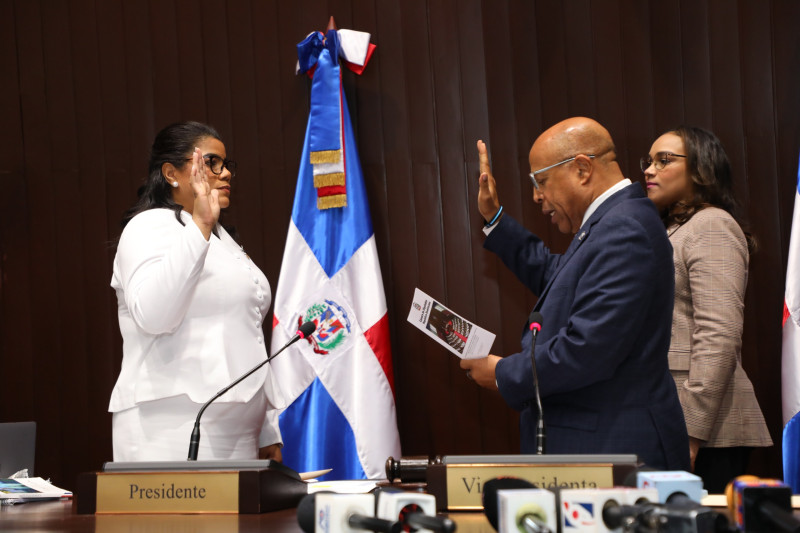 Minerva Klaudel Frías Ogando juramentó ante el presidente de la Cámara de Diputados, Alfredo Pacheco.