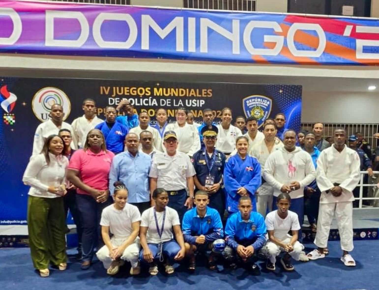 General Jacobo Mateo Moquete y Gilberto García junto a los deportistas ganadores y el cuerpo técnico de judo.