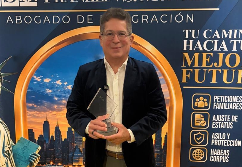 Recibe el premio el director de Radio Televisión Dominicana, Iván Ruiz.