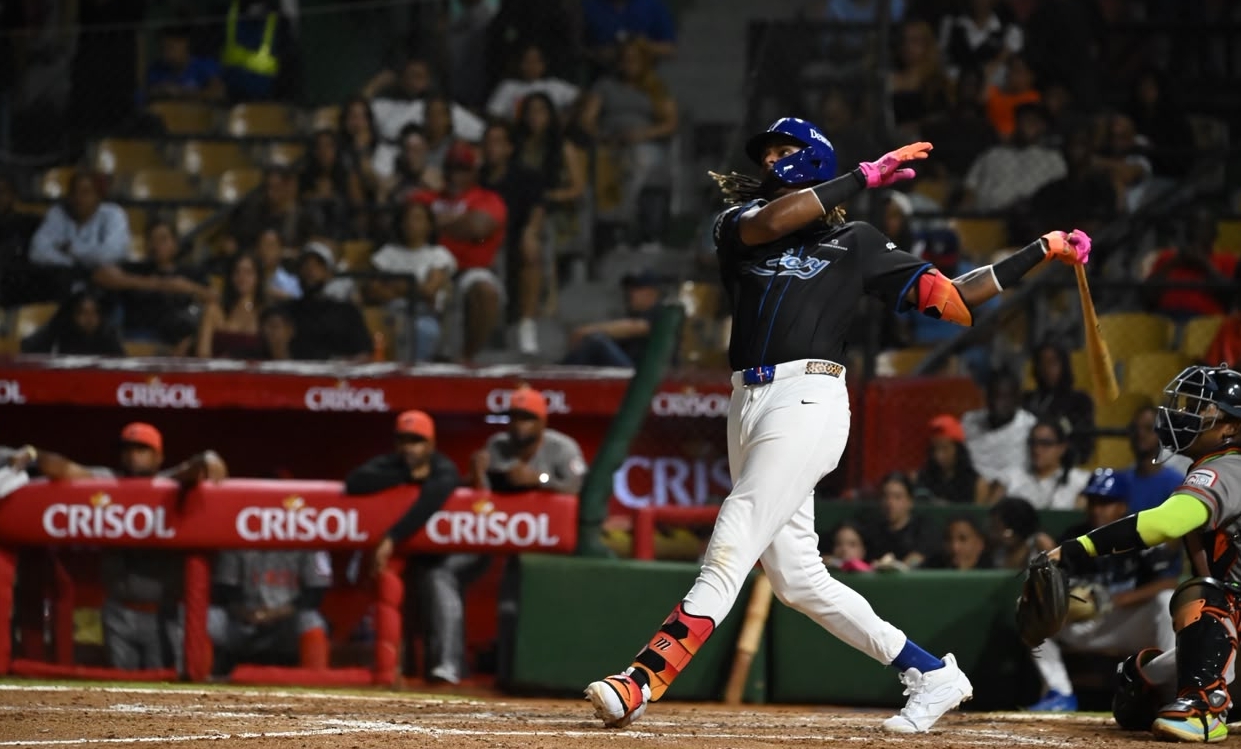 Kevin Alcántara, de los Tigres del Licey, conecta jonrón. Foto: Alberto Calvo