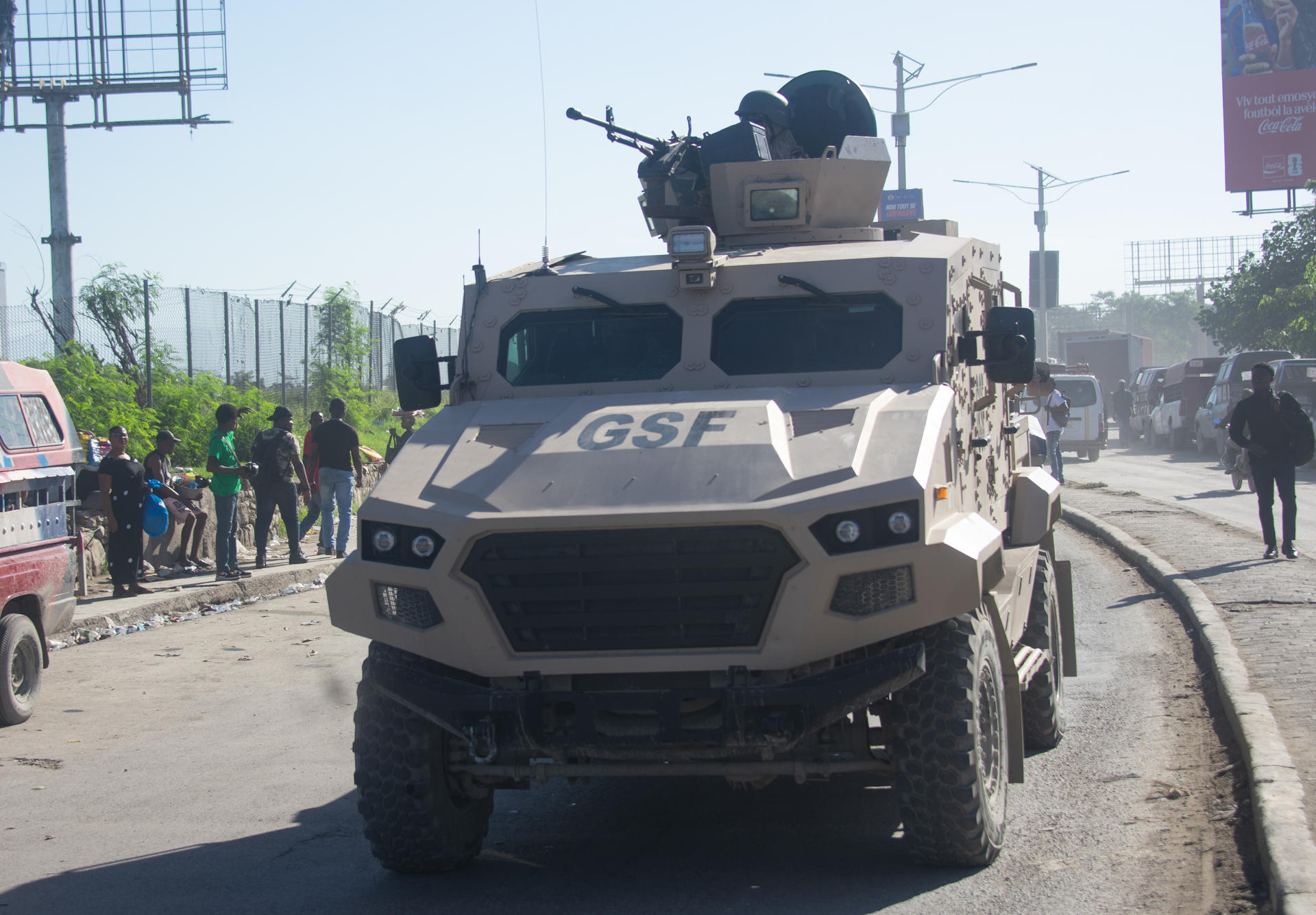 Un vehículo blindado de la Fuerza de Supresión de Pandillas (GSF) patrulla una calle este viernes en Puerto Príncipe, Haití. La operación militar de El Salvador en Haití, con más de 2.000 soldados sobre el terreno para buscar a cuatro soldados desaparecidos, está llena de interrogantes como cuál es el objetivo real de esta campaña, sus aliados y el papel de la Fuerza de Supresión de Pandillas creada por mandato del Consejo de Seguridad de la ONU. EFE/ Jonet St. Élois