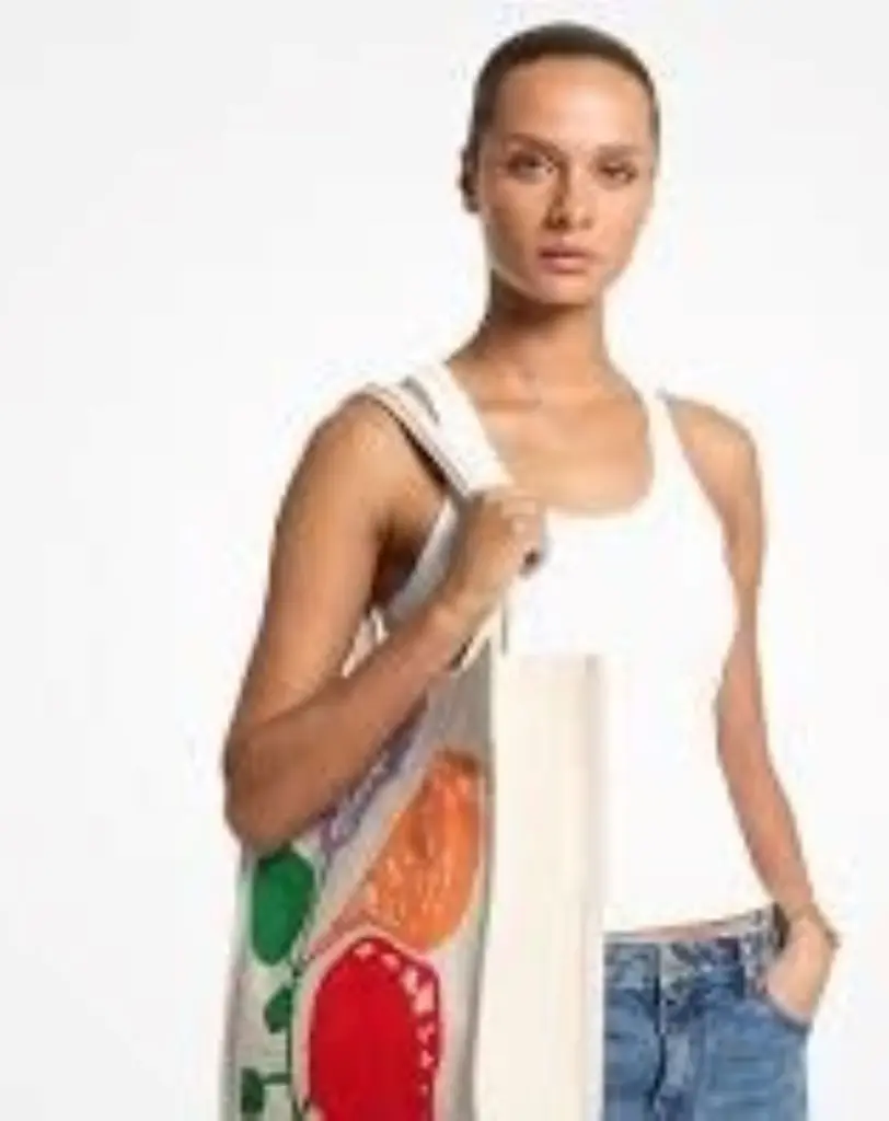 Una modelo muestra un bolso tote Watch Hunger Stop.