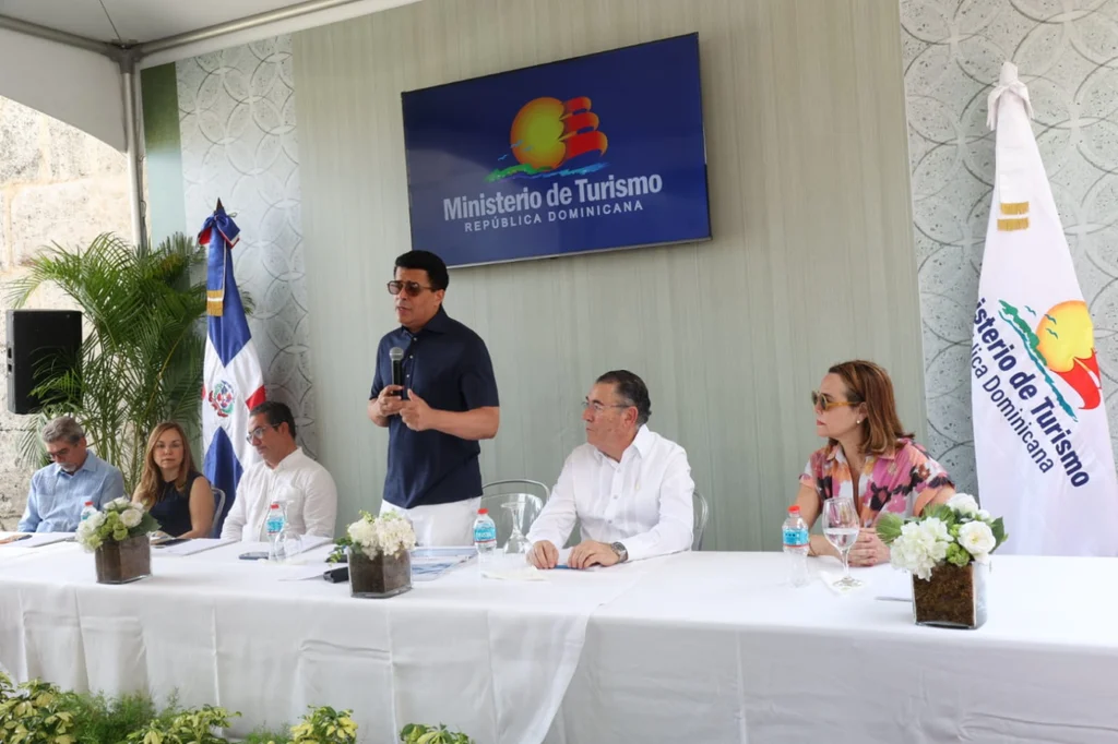 David Collado con personalidades presentes.