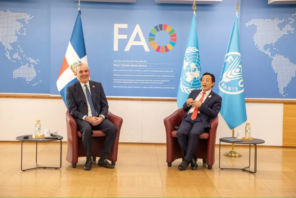 Luis Abinader y el director general de la Organización de las Naciones Unidas para la Alimentación y la Agricultura (FAO), Qu Dongyu durante una reunión en la FAO.
