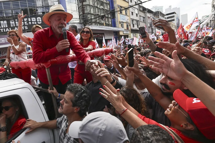 Bolsonaro se compromete a no buscar la reelección en Brasil y niega pretender ofrecer cargos a su familia