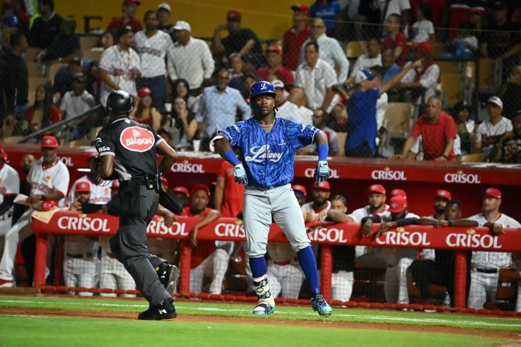 Jonrón histórico: Novato Madé impulsa la contundente victoria del Licey 12-2 sobre Esído en la jornada inaugural del béisbol profesional criollo