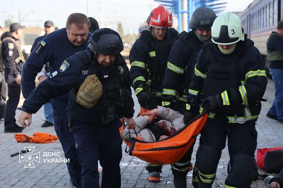 Al menos 13 muertos y 10 heridos en un ataque ruso a una estación de tren en Ucrania