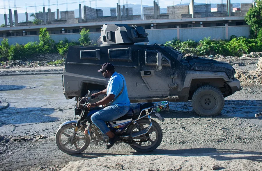 Soldados de El Salvador realizan su primer patrullaje por las calles de Puerto Príncipe, Haití