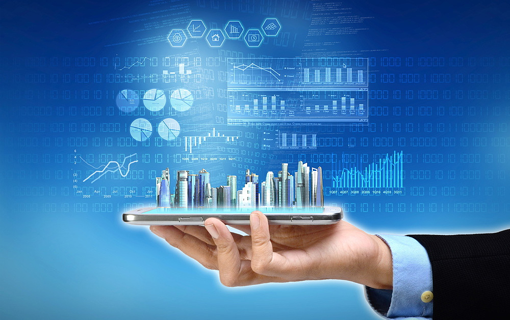 Tableta de mano con gráficos y ciudad digital, en alusión a la modernización tecnológica del Estado dominicano.