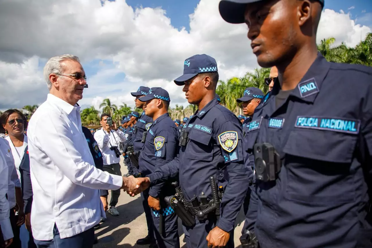 Abinader saluda a agentes de la Policía Nacional durante despliegue del nuevo modelo de patrulla en La Altagracia