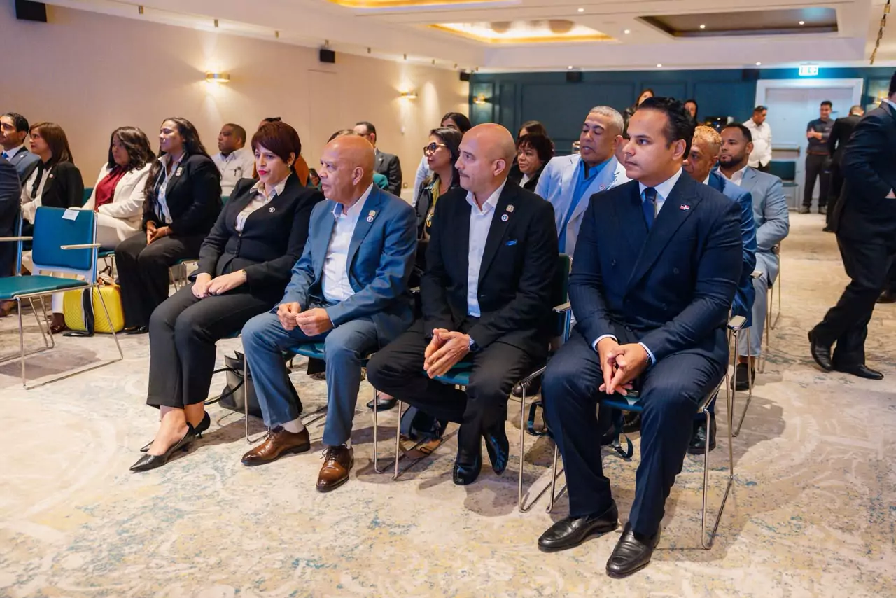 Líderes y militantes del PRM durante un encuentro en Italia sobre unidad, transición y democracia del partido