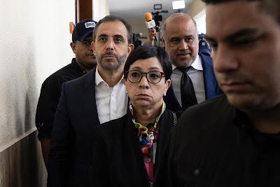 Antonio y Maribel Espaillat durante la audiencia del caso Jet Set, donde se advirtió una posible pena de hasta 30 años