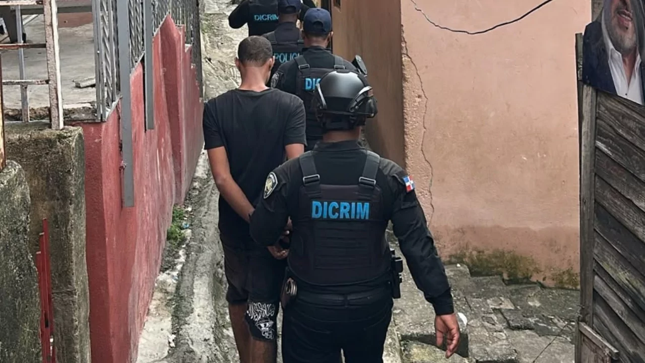 Agentes de la DICRIM transportan a joven detenido en Cristo Rey por presunta droga y balanza