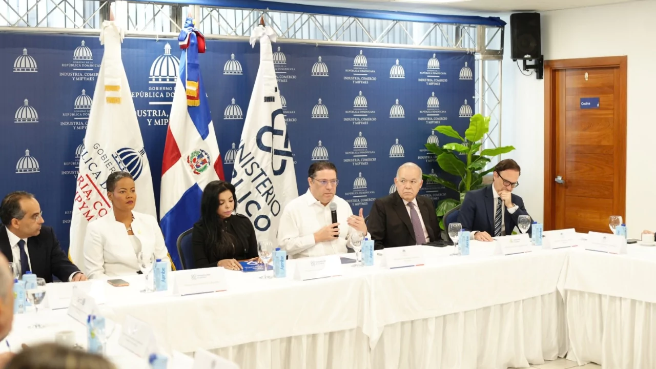 Autoridades dominicanas en conferencia de prensa sobre incautación de bienes ilícitos y acciones contra el contrabando en 2026