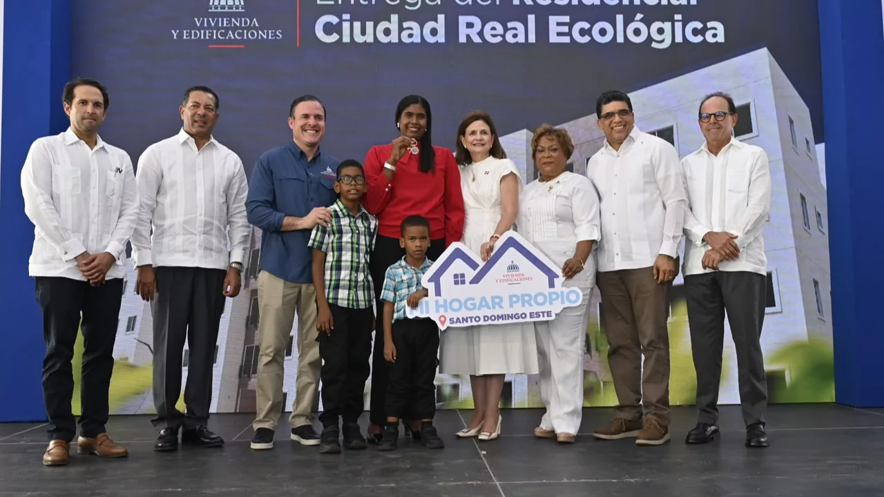 Raquel Peña y autoridades entregan apartamentos de Ciudad Real Ecológica a una familia beneficiada en Santo Domingo Este