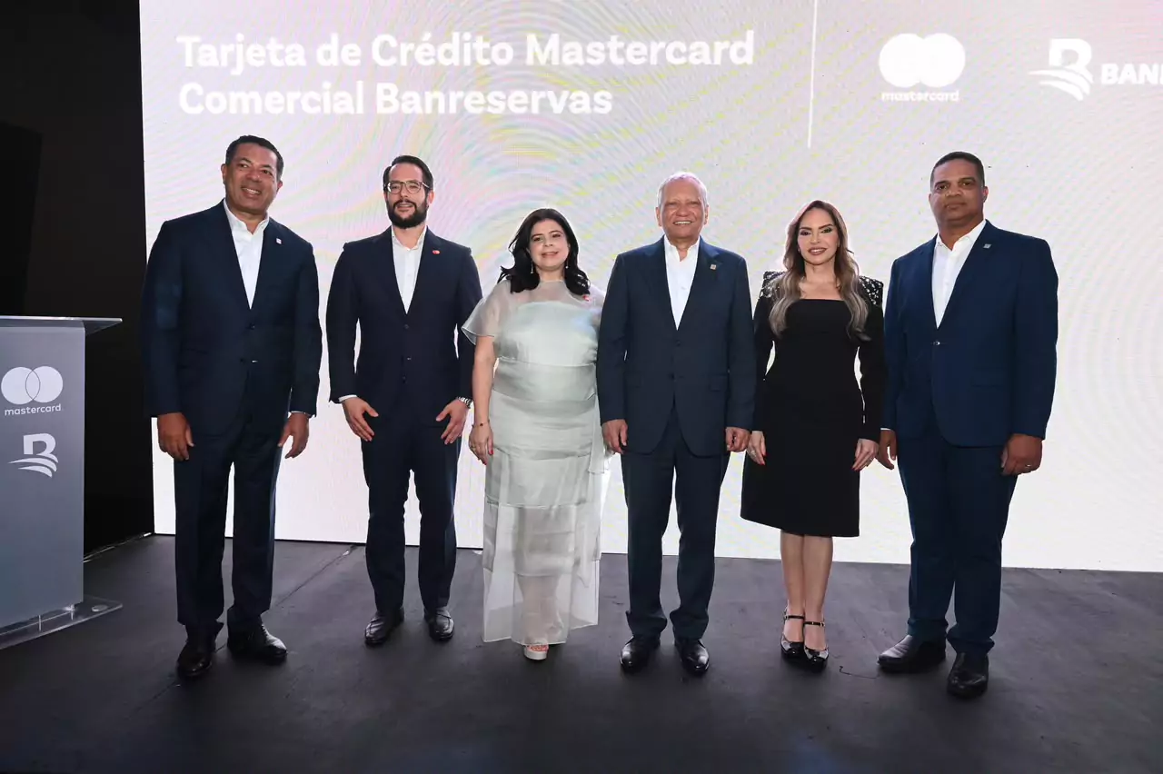 Ejecutivos posan en el lanzamiento de la tarjeta de crédito Mastercard Comercial Banreservas para Pymes y empresas