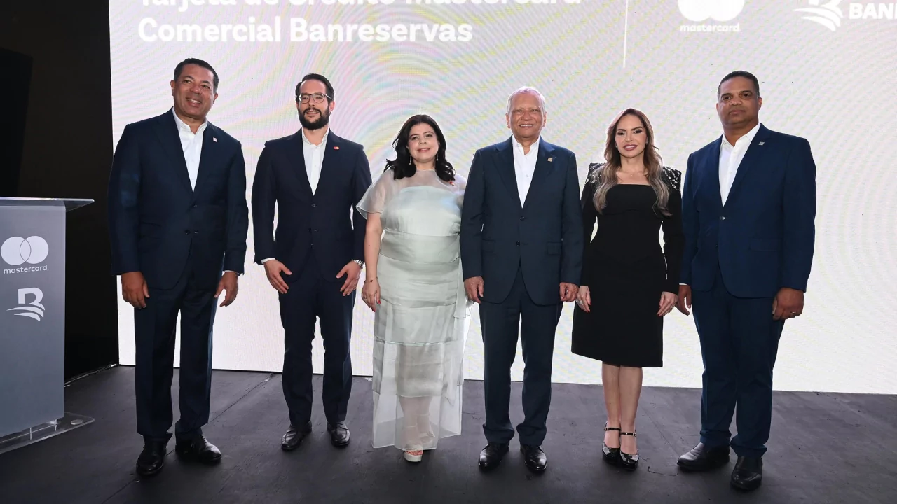 Directivos de Banreservas y Mastercard durante el lanzamiento de la tarjeta comercial para pymes y empresas