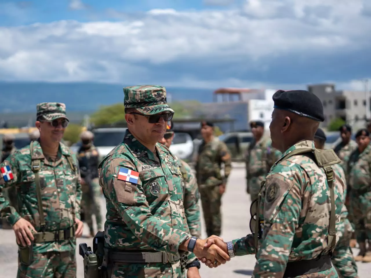 Militares del Ejército de República Dominicana se saludan durante un entrenamiento al aire libre