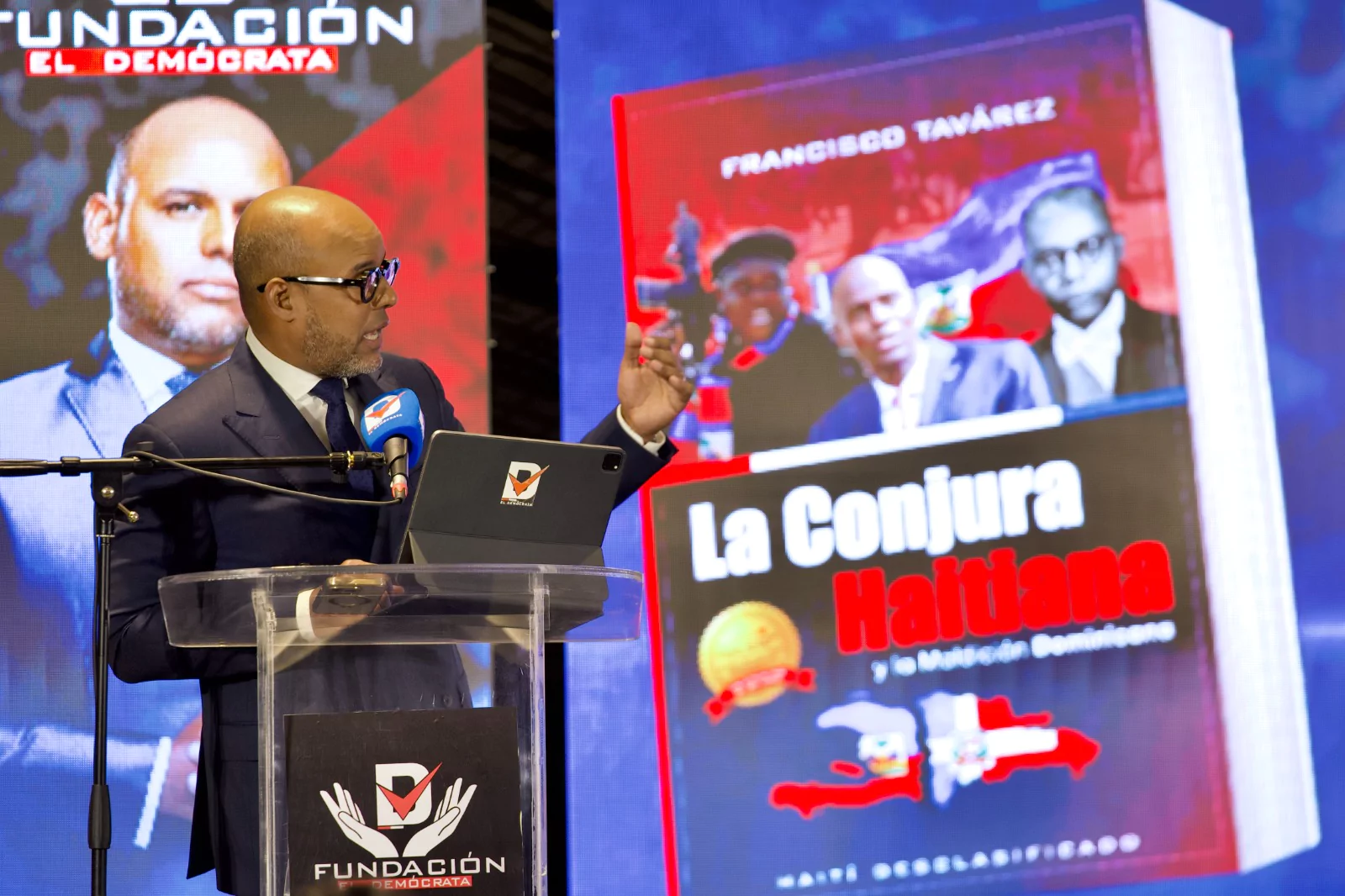 Francisco Tavárez presenta su libro sobre la crisis haitiana en Santo Domingo durante un evento de la Fundación El Demócrata