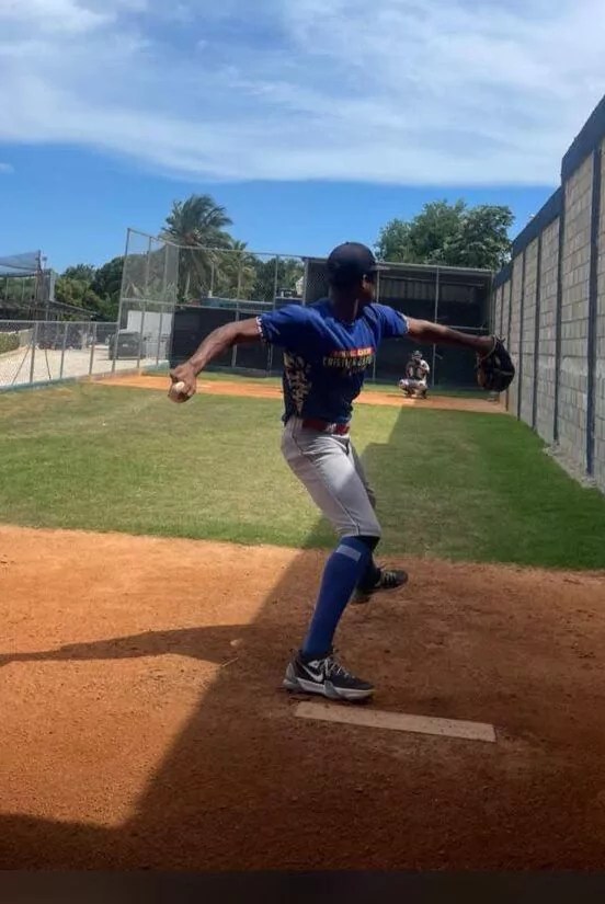 Iverson Cuello se entrena como lanzador de béisbol mientras busca apoyo para cirugía de tumor cerebral