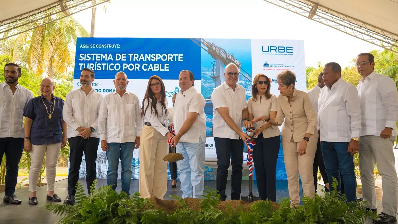 Autoridades en inicio de obras del sistema de transporte por cable turístico en Puerto Plata