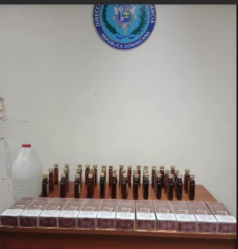 Cigarrillos y botellas de licor incautados en operativo de la Policía Nacional en la provincia Independencia