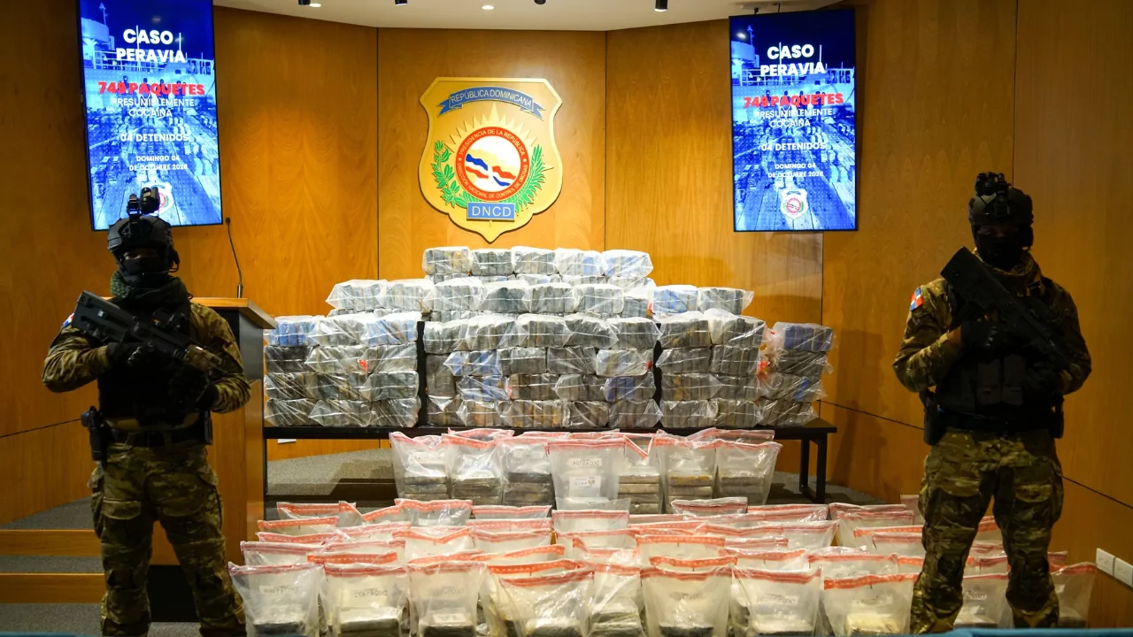Paquetes de presunta cocaína incautados por la DNCD en el caso Peravia, vinculados a dos embarcaciones interceptadas en Baní