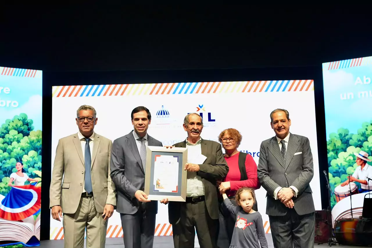 Reconocimiento durante la Feria del Libro de Santo Domingo, en un acto de clausura con autoridades y homenajeados en el escenario