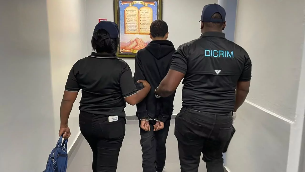 Agentes de la DICRIM custodian a Bryan Ernesto Prensa tras entregarse por agresión en Villa María