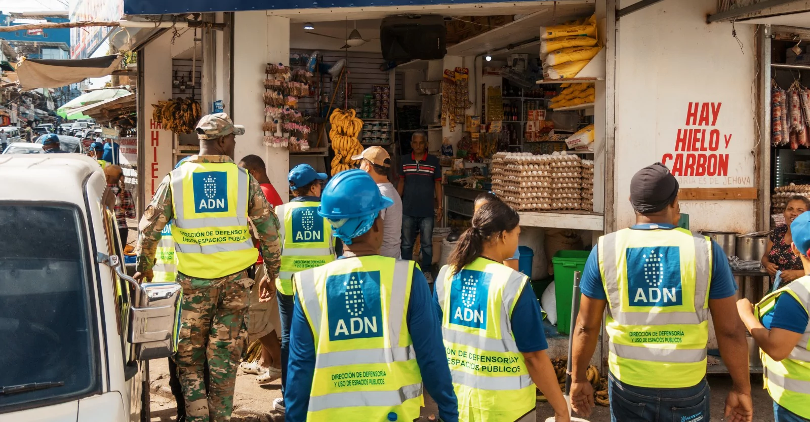 Personal de la Alcaldía del Distrito Nacional notifica a comerciantes de Cristo Rey a despejar aceras y ordenar cruces peatonales