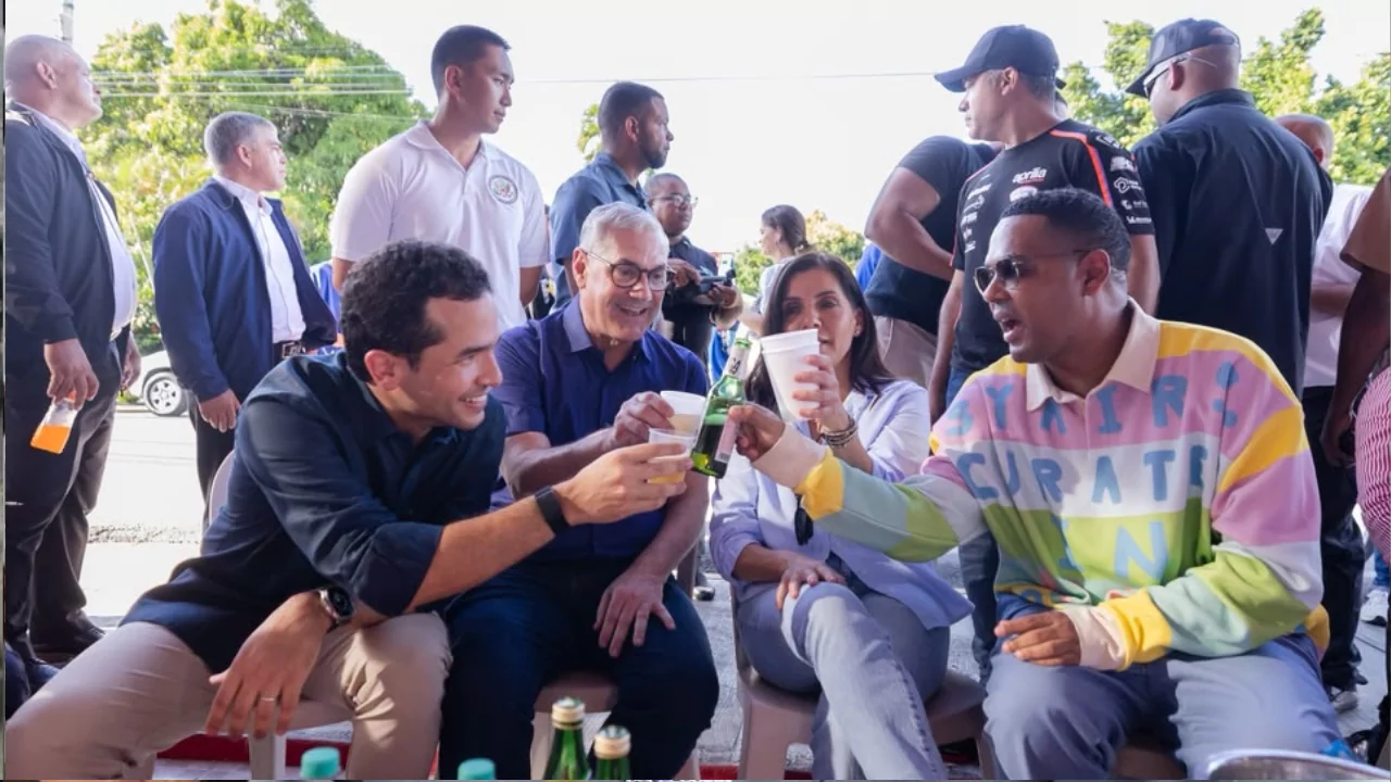 Gonzalo Castillo, Omar Fernández y Leah Campos comparten en Baní durante un evento por el 250 aniversario de la independencia de Estados Unidos.