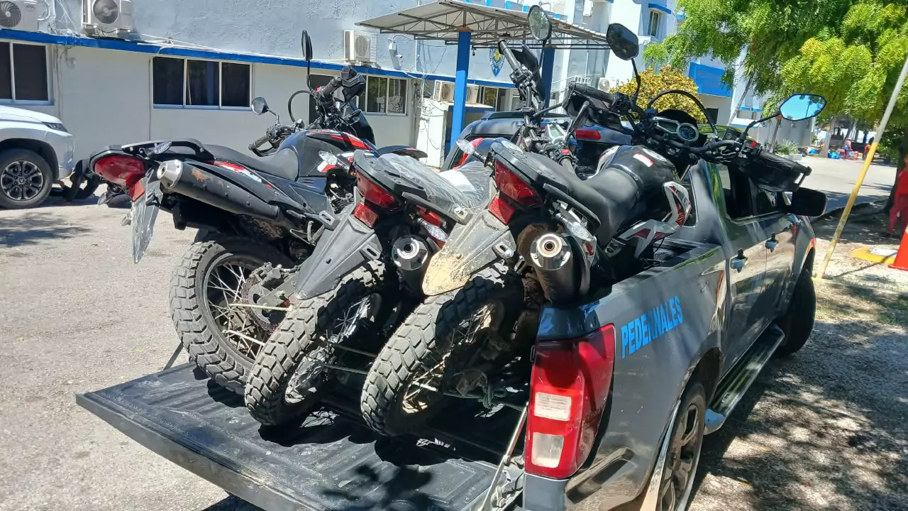 Tres motos recuperadas por la Policía Nacional en la parte trasera de una camioneta en Pedernales.