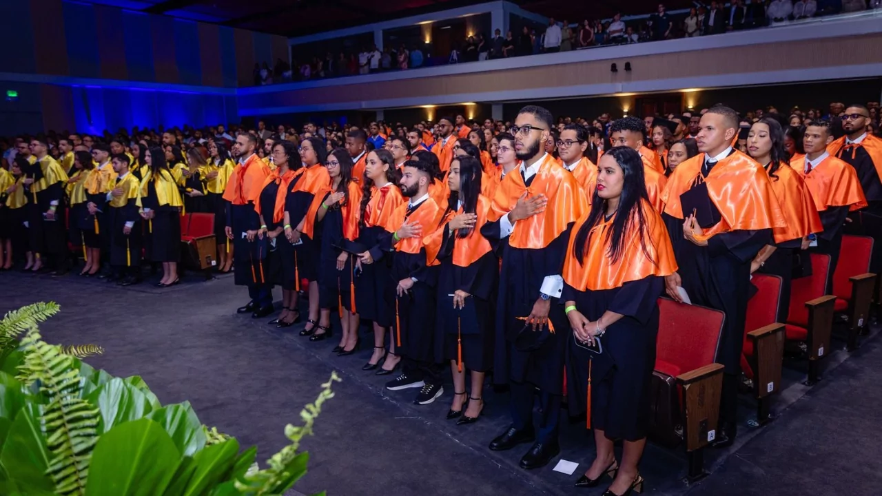UNAPEC gradúa 858 nuevos profesionales; 59% son mujeres