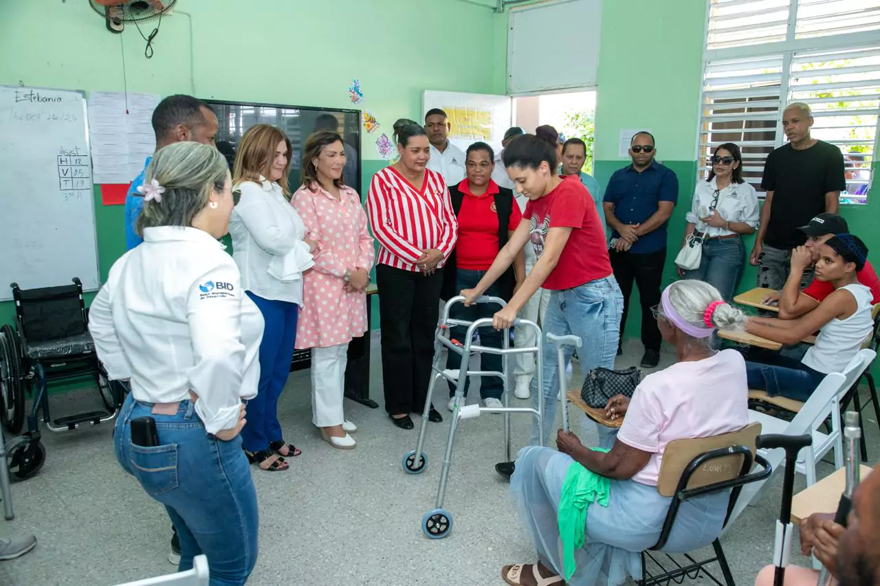 Personal del Gabinete de Política Social comparte con familias vulnerables durante jornada de asistencia en Estebanía, Azua