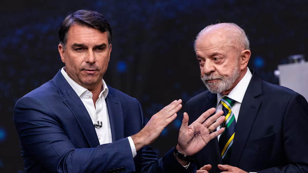 Jair Bolsonaro y Luiz Inácio Lula da Silva durante un debate, en medio de un empate técnico en una encuesta de Datafolha