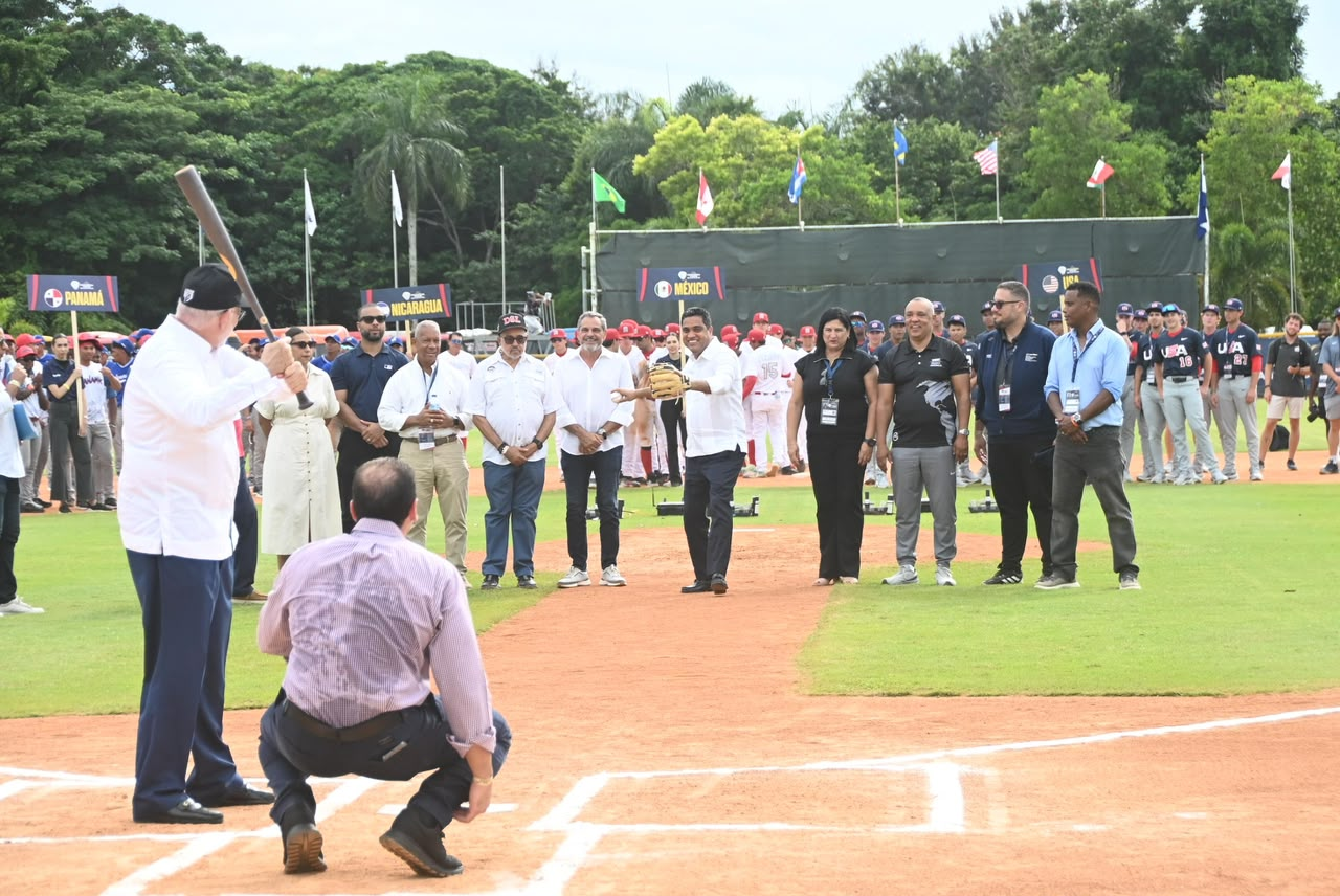 Ceremonia inaugural del Mundial de Béisbol U18 en República Dominicana con delegaciones y autoridades en el terreno